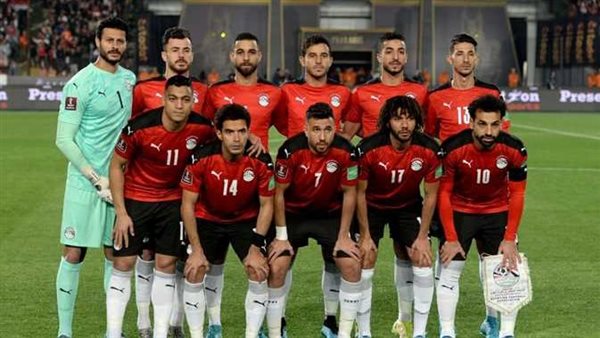 منتخب مصر بالقميص الأحمر والشورت والجوارب السوداء أمام غينيا