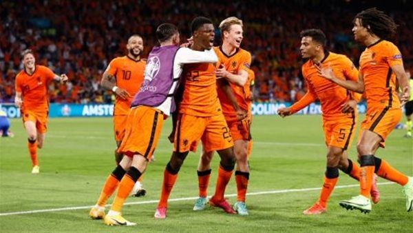 هولندا تتقدم على بلجيكا بهدف في الشوط الأول